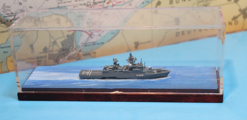 Korvette F 266 "Emden" in gestalteter Vitrine (1 St.) D 2023 Albatros ALK-SVP 243A - bitte separat bestellen -